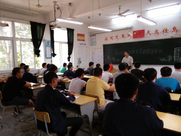 邬校长做资助指导_副本.jpg 邬校长做资助指导_副本.jpg